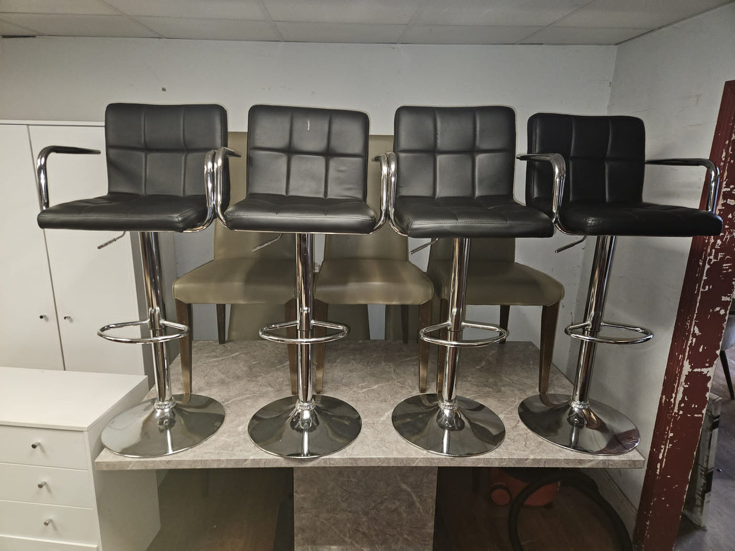 5x Black leather stool with Hydraulic Lifts