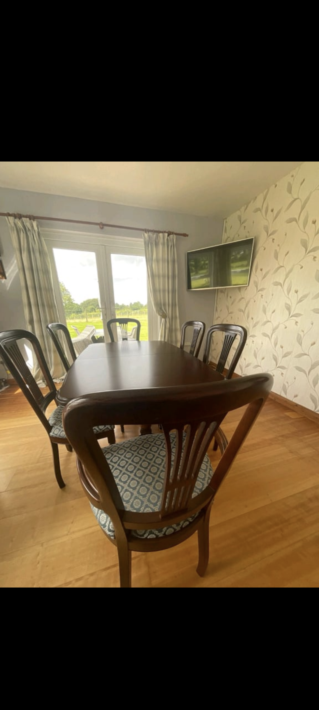 Mahogany Rossmore extendable table and 6 chairs